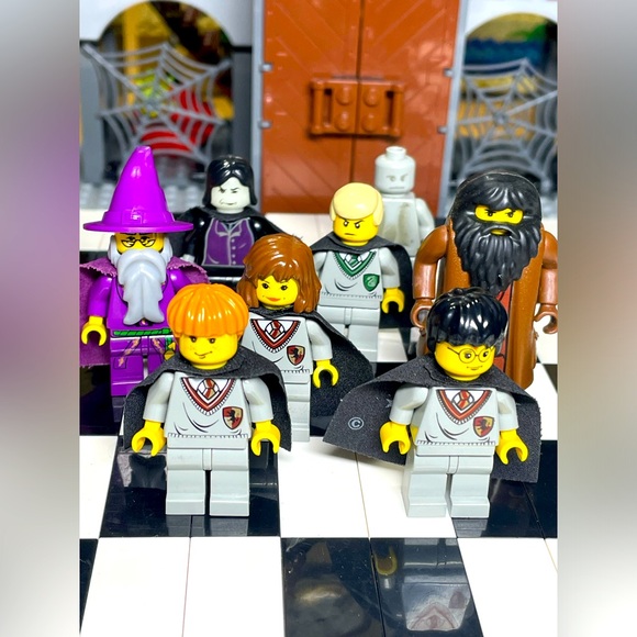 Lego Harry Potter Minifigures to Set 4709 Hogwarts Castle - Picture 1 of 9